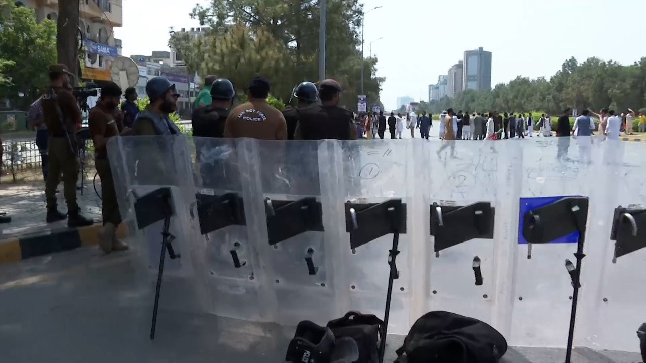 الرئيس الباكستاني يحل البرلمان ويدعو لإجراء انتخابات مبكرة