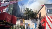 Fatih'te metruk binadaki yangın ahşap binaya sıçradı
