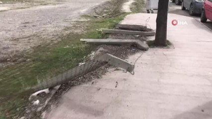 Başkent'te şiddetli fırtına...Ağaçlar ve tabelalar devrildi, vatandaşlar zor anlar yaşadı