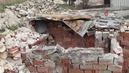 Haymana'da şiddetli rüzgar etkili oldu...Eski yapıların çatıları uçtu, ağaçlar devrildi