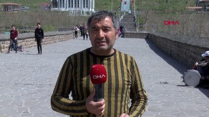 DİYARBAKIR'DA SICAK HAVADA TARİHİ MEKANLAR BOŞ KALDI; CAMİ İÇLERİ DOLU