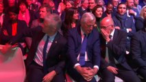 Quand Laurent Wauquiez enlève discrètement la pancarte sur la chaise de Damien Abad, au meeting de Valérie Pécresse