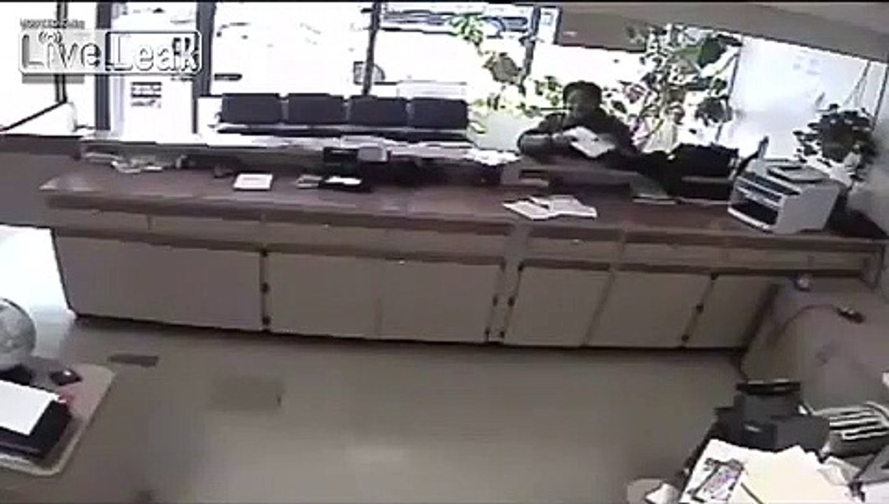 Marche arrière direct dans la vitrine... Plus de peur que de mal