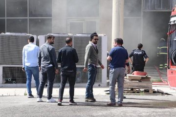 ALEVLERDEN KAÇAN İNŞAAT BEKÇİSİ, MERDİVENLERDEN DÜŞEREK ÖLDÜ