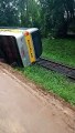 Ônibus escolar cai em linha de trem e locomotiva precisa frear com emergência em Jaraguá do Sul