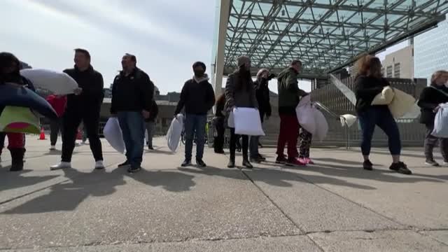 Toronto celebra tras dos años de pandemia el Día Internacional de la Pelea de Almohadas