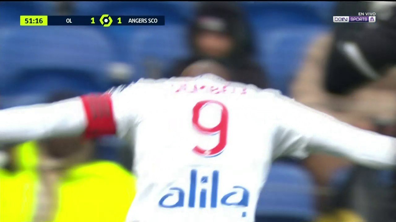 Dos goles en un minuto en el Lyon 2-1 Angers