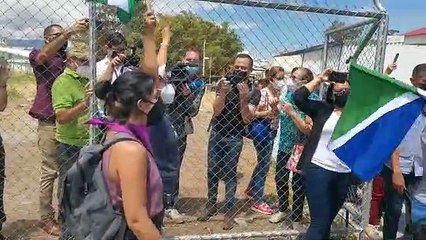 Feministas gritan a Rodrigo Chaves acosador cuando  votaba