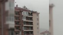 Şiddetli rüzgar çatıları uçurdu