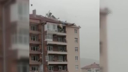 Şiddetli rüzgar çatıları uçurdu
