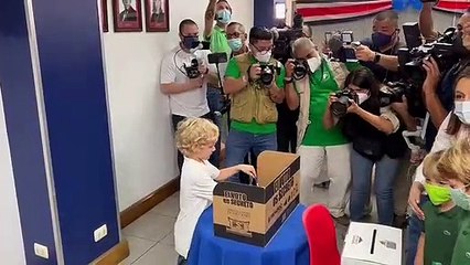 Nieto de Figueres vota en elecciones infantiles
