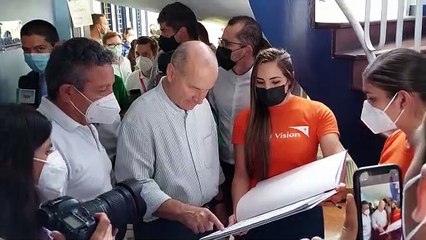 Figueres firmando el decreto