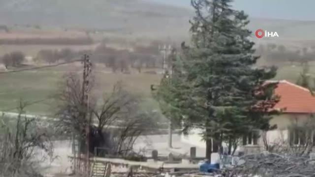 Şiddetli rüzgar Afyonkarahisar'da hayatı olumsuz etkiledi