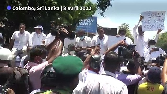 Sri Lanka: des manifestants bravent le couvre-feu suite au blocage des réseaux sociaux
