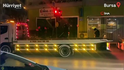 Otomobiliyle iş yerine daldı; o anlar kameraya yansıdı