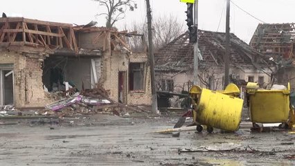 Ukrayna'nın Buça şehrinde yanan zırhlı araçlar ve evler dikkati çekiyor