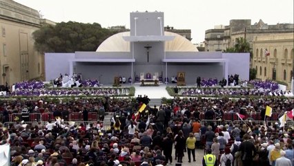 Papa encontra migrantes e condena guerra em visita a Malta