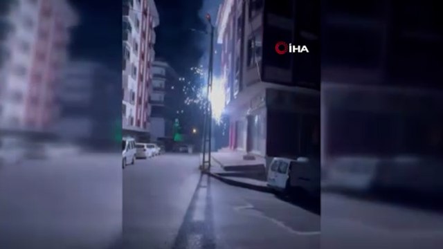 Elektrik kabloları bomba gibi patladı, korku dolu anlar cep telefonu kamerası ile görüntülendi