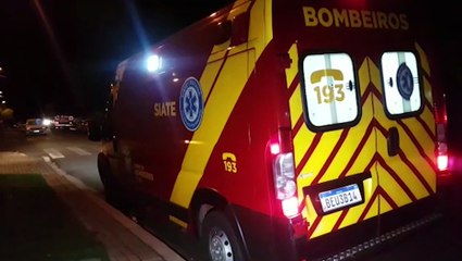 Palio fica com a frente destruída após bater em caminhão estacionado