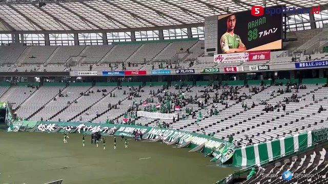 Pratama Arhan Sapa Suporter Tokyo Verdy di Stadion Ajinamoto