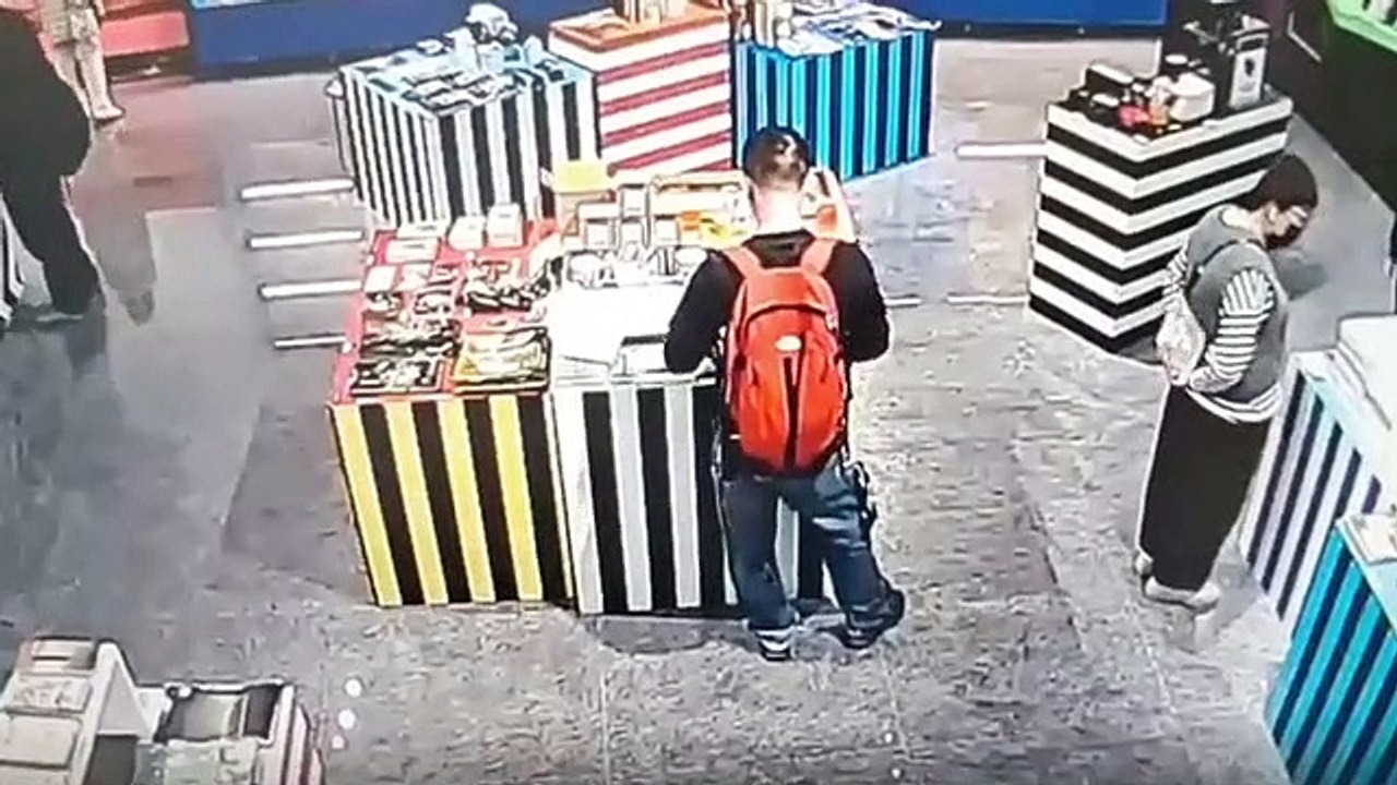 舉頭三尺有監視器 藝術賊看達利展偷2800元紀念絲巾遭逮