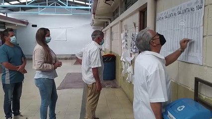 Kosta Rika halkı devlet başkanlığı 2. tur seçimi için sandık başında