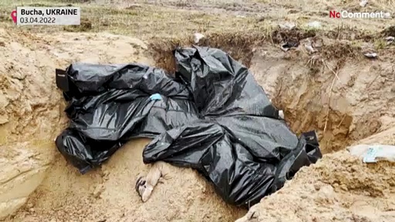 بدون تعليق: اكشتاف مقبرة جماعية في شوارع بوتشا الأوكرانية