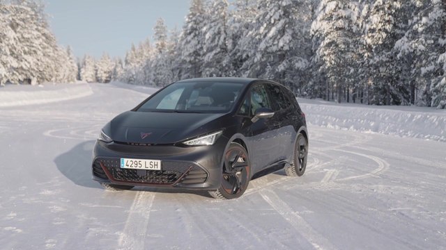CUPRA Born Design in Quasar Grey Snow Experience