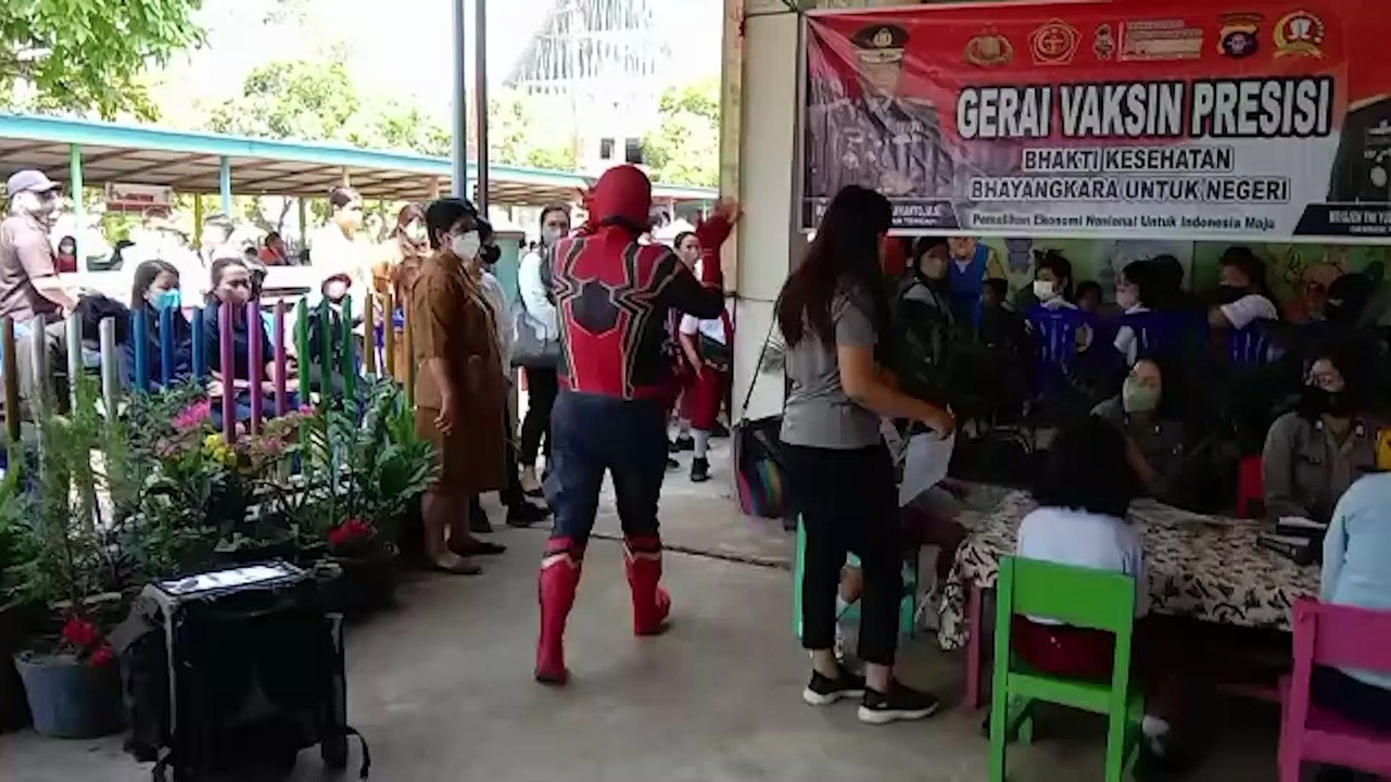 Bhabinkamtibmas Polsek Dusun Selatan, Polres Barito Selatan Hibur Anak-anak Peserta Vaksinasi di Sekolah Santa Maria