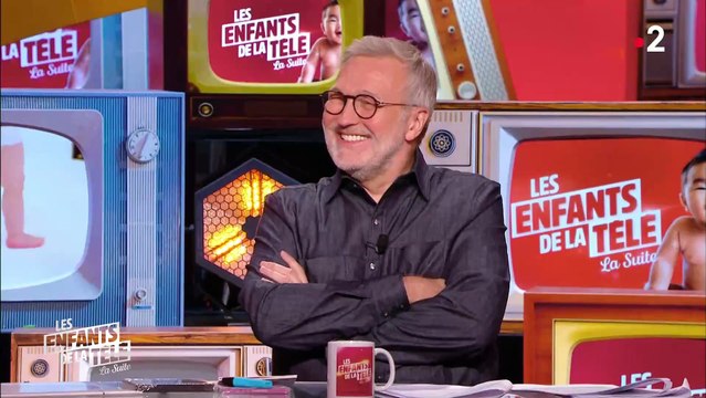 Gérard Lanvin a raconté son enfance avec ses parents dans un village naturiste : Mes petites amies voyaient mes parents sortir à poil pour leur dire bonjour !