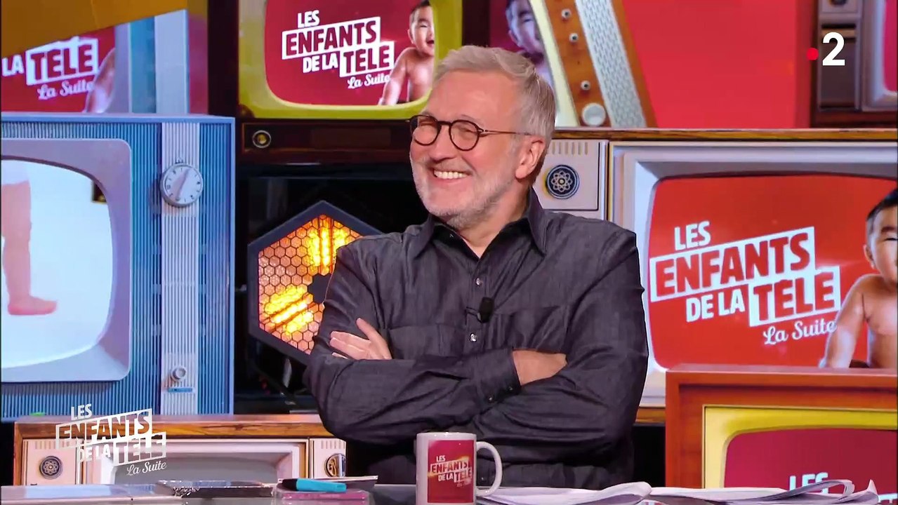 Gérard Lanvin a raconté son enfance avec ses parents dans un village naturiste : "Mes petites amies voyaient mes parents sortir à poil pour leur dire bonjour !"