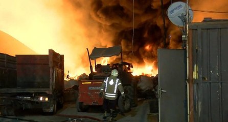 Geri dönüşüm deposundaki yangında 8 işyeri zarar gördü