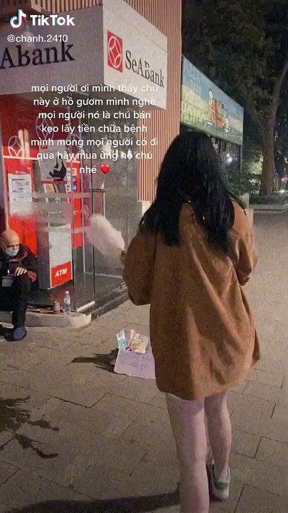 Nhiều người đến ủng hộ ông Tây bán hàng rong