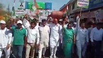 कांग्रेस कार्यकर्ताओं ने सिर पर सिलेंडर रखकर निकाली रैली, केंद्र सरकार के खिलाफ लगाए नारे