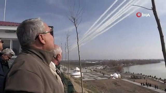 Türk Yıldızları'nın Muş semalarındaki gösteri uçuşu nefes kesti