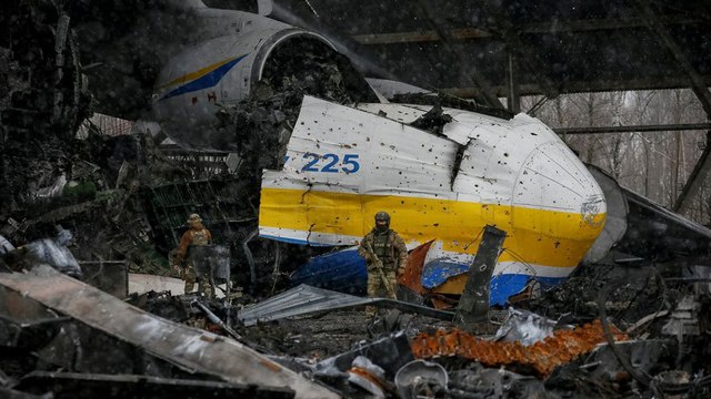 Dünyanın en büyük kargo uçağı Antonov An-225’in enkazı görüntülendi