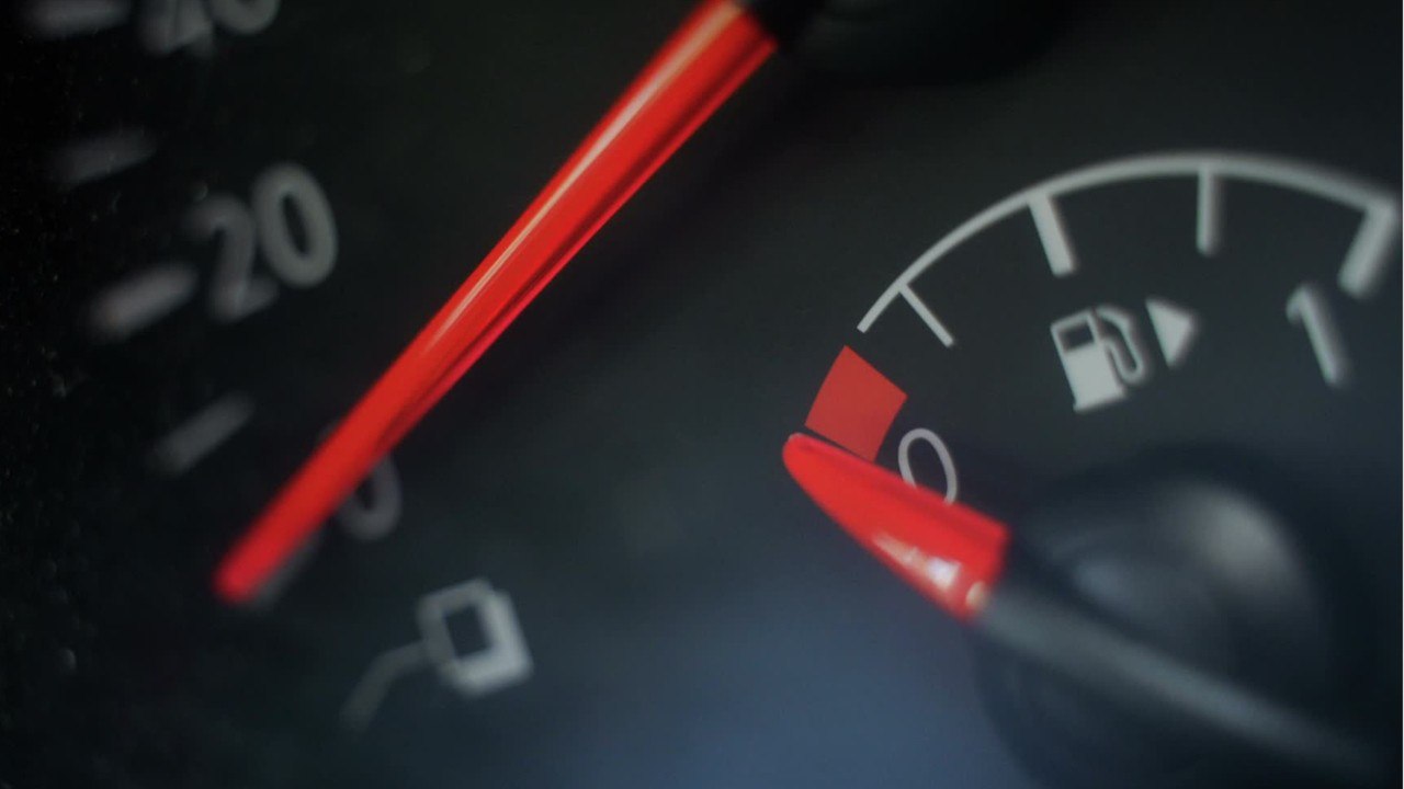 Die spritpreise sinken: jetzt volltanken oder besser noch abwarten?