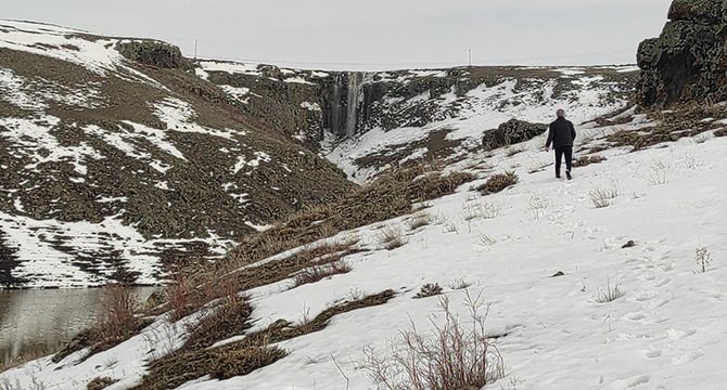 Kars’ta eriyen kar suları şelale oluşturdu