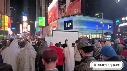 Perdana, Ratusan Muslim AS Salat Tarawih di Times Square New York