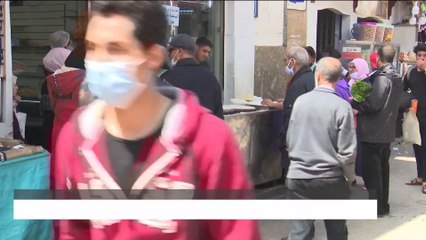 رغم التحذير من عودة كورونا.. زحام في المغرب حول بائعي الحلويات الرمضانية