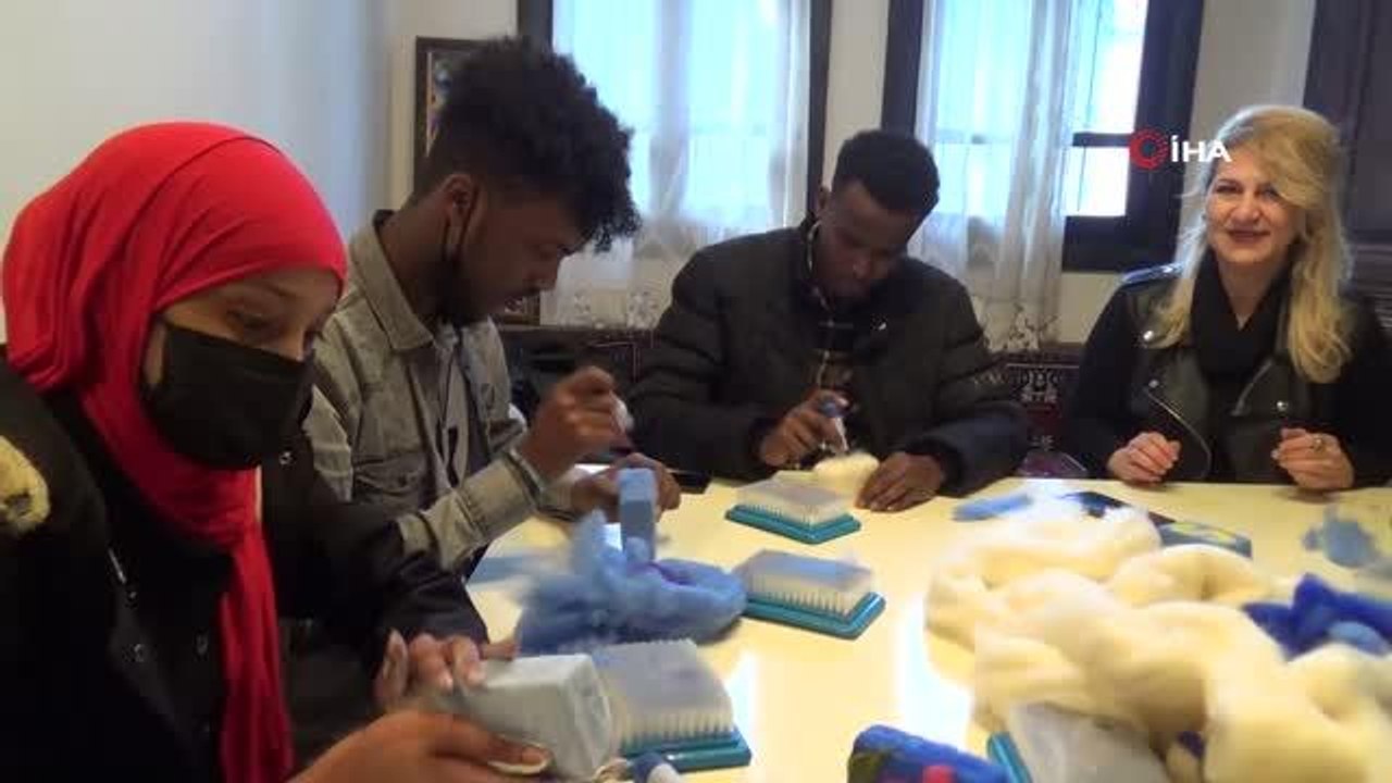 Somalili ve Endonazyalı öğrenciler Keçe sanatıyla buluştu