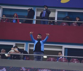 FRANSIZ YARGIÇTAN ÖZEL İZİNLE GELEN GURBETÇİ TARAFTAR, MAÇI EŞİYLE TRİBÜNDE İZLEDİ - YENİDEN