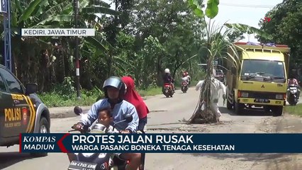 Protes Jalan Rusak Warga Pasang Boneka Tenaga Kesehatan