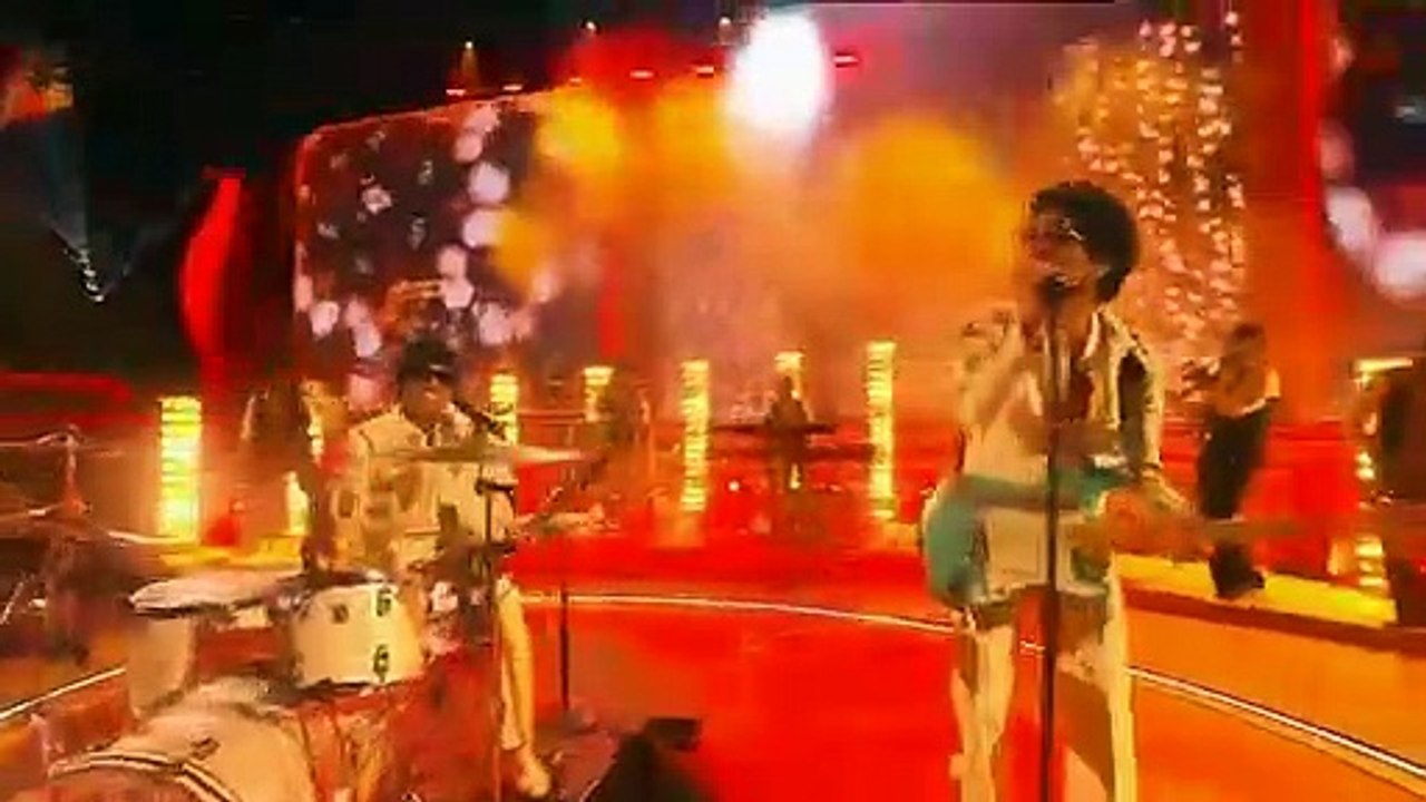 Bruno Mars et Anderson Paak (Silk Sonic) chantent "777" aux Grammys Awards 2022