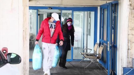 Hayvansever çift ormana terk edilen köpeklerin bakımını üstlendi