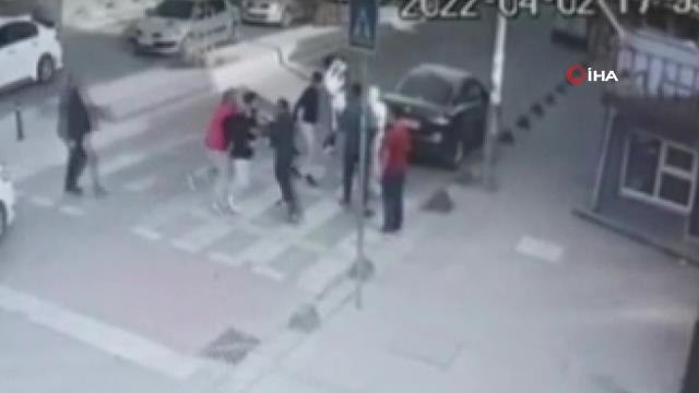 Son dakika haberi! İki grubun tekmeli yumruklu kavgası kamerada