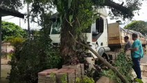 Motorista passa mal e caminhão desce rua desgovernado, no Cataratas