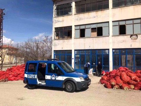 Başkent'te yol kenarına atılmış yüzlerce çuval soğan bulundu