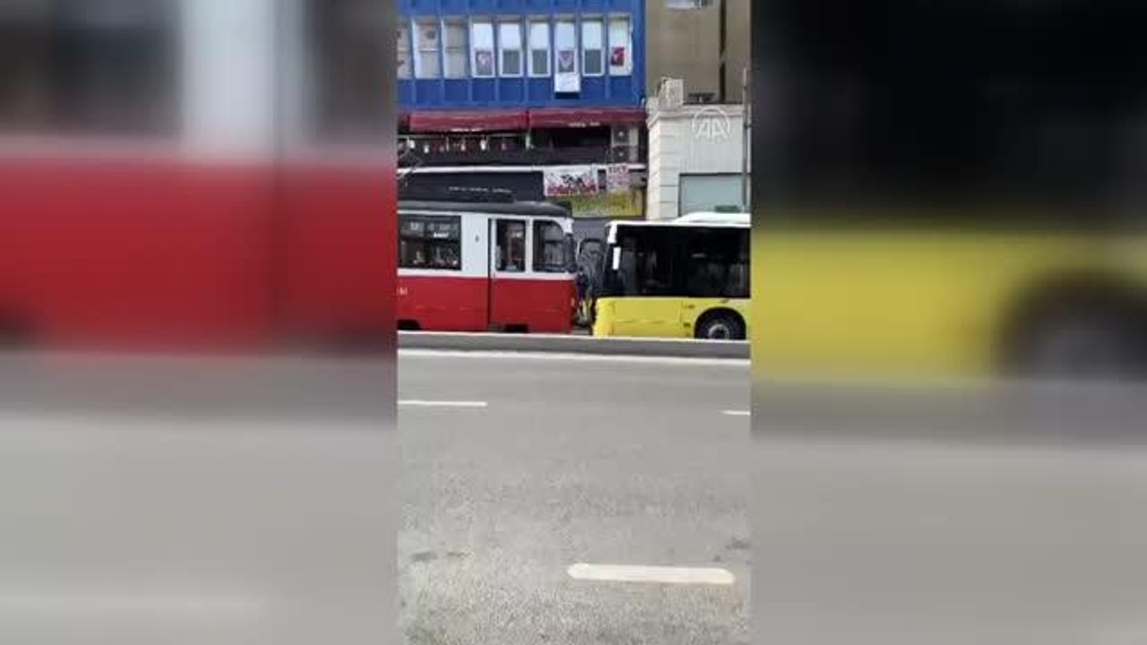 Kadıköy'de özel halk otobüsü nostaljik tramvaya çarptı