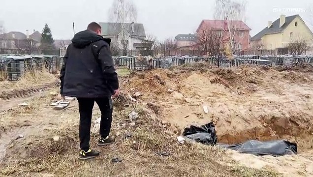 Los vecinos descubren las atrocidades de la guerra tras la salida de las tropas rusas de Bucha